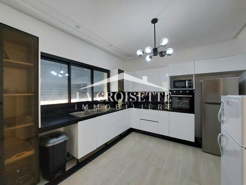 Triplex S+4 avec jardin et piscine à Gammarth